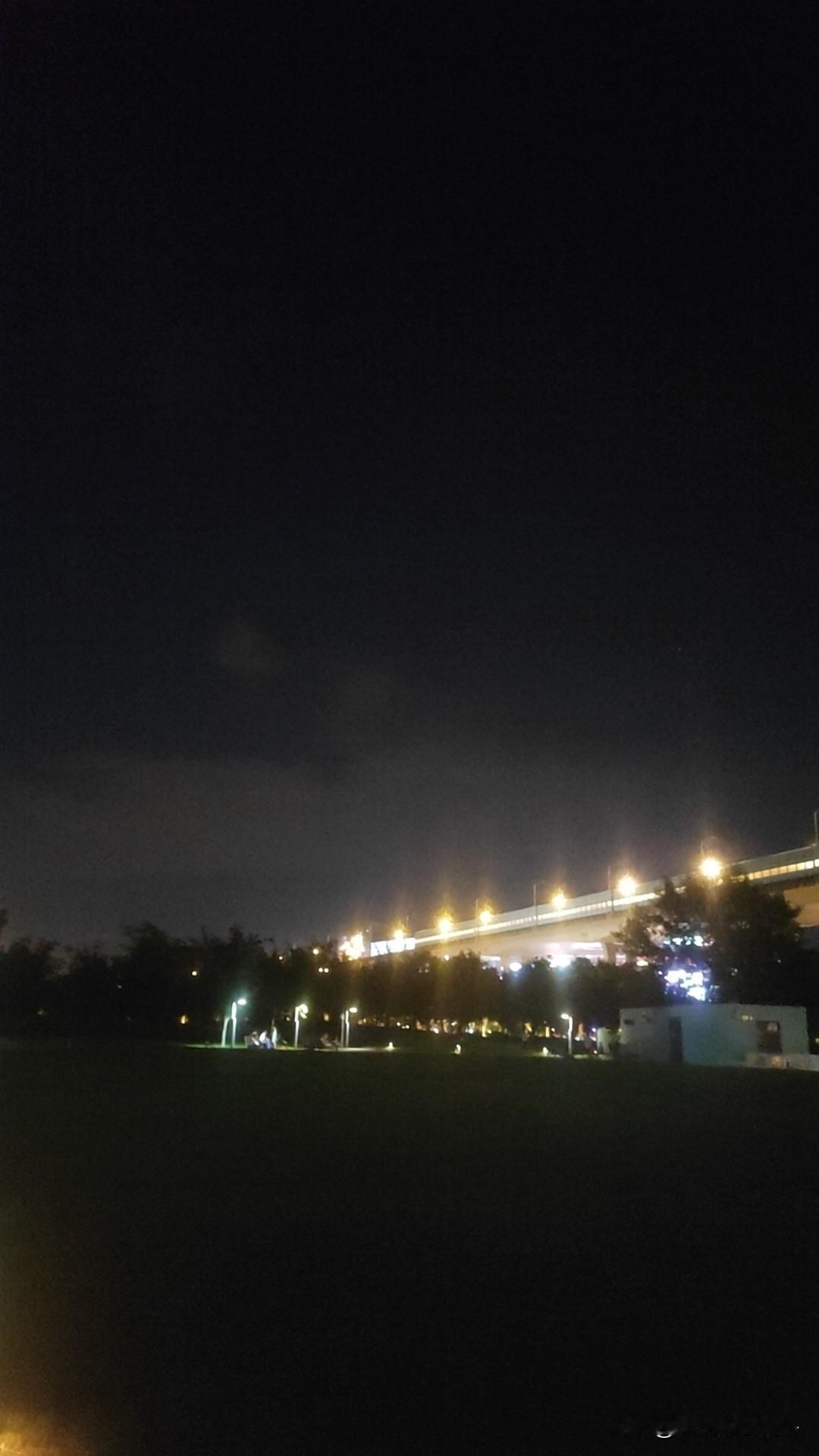 夜晚的天空，浪漫又舒坦，凤吹过凉嗖嗖的，真好！
热久了，太怕潮湿热乎的夜晚了，还