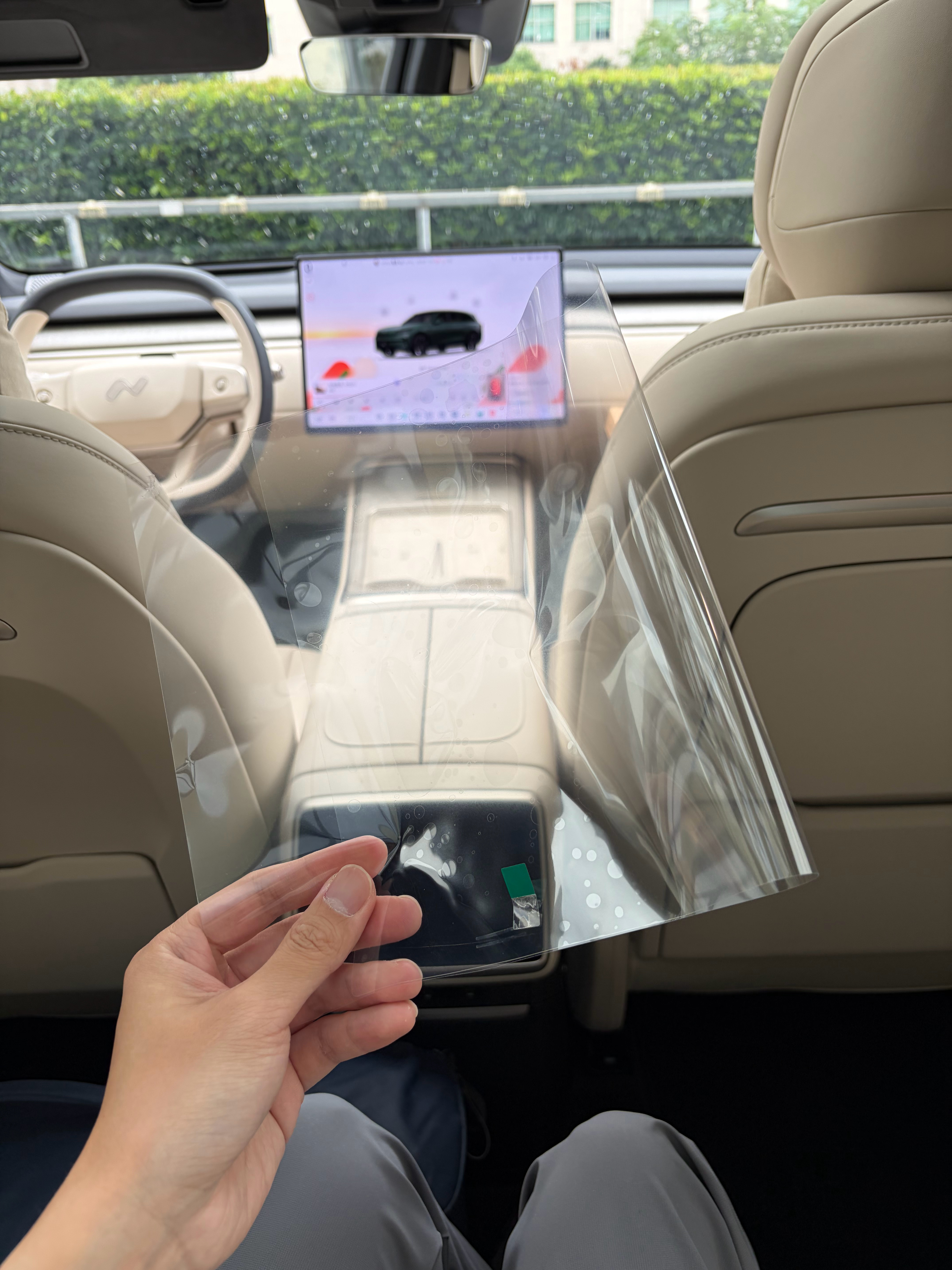笑死，我说怎么电视反光，膜没撕。乐道这块LCD屏幕，显示素质也足够出色，打不了蔚