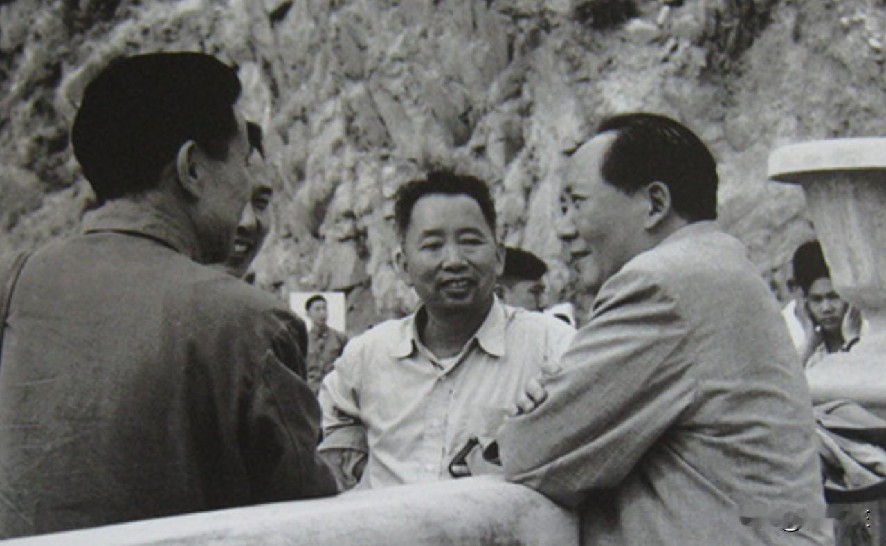 1950年，铁匠朱其升看到家家户户都挂上了毛主席头像，他越看这个人越眼熟，于是偷