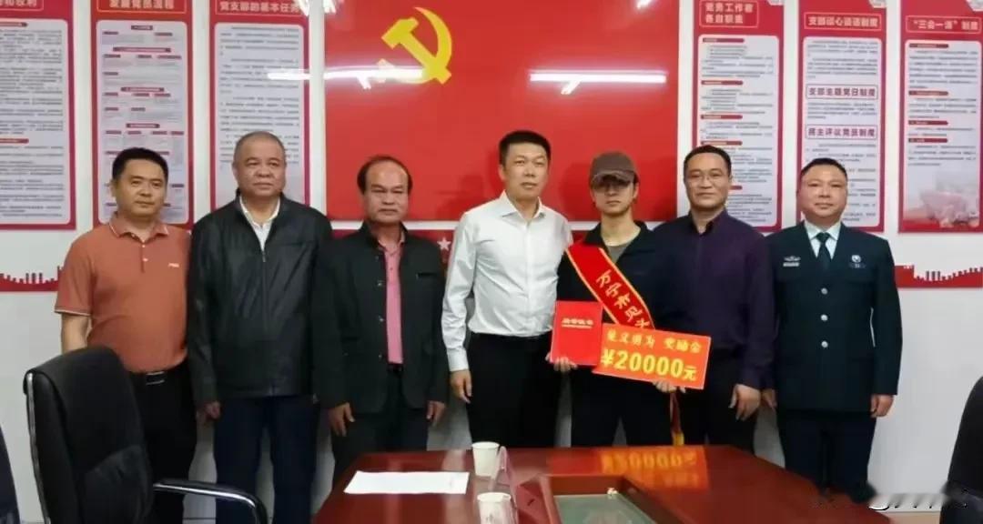 太好了！因勇救落水母女的“白衣小哥”而备受网友们关注的退伍军人林佳泰获“万宁市见