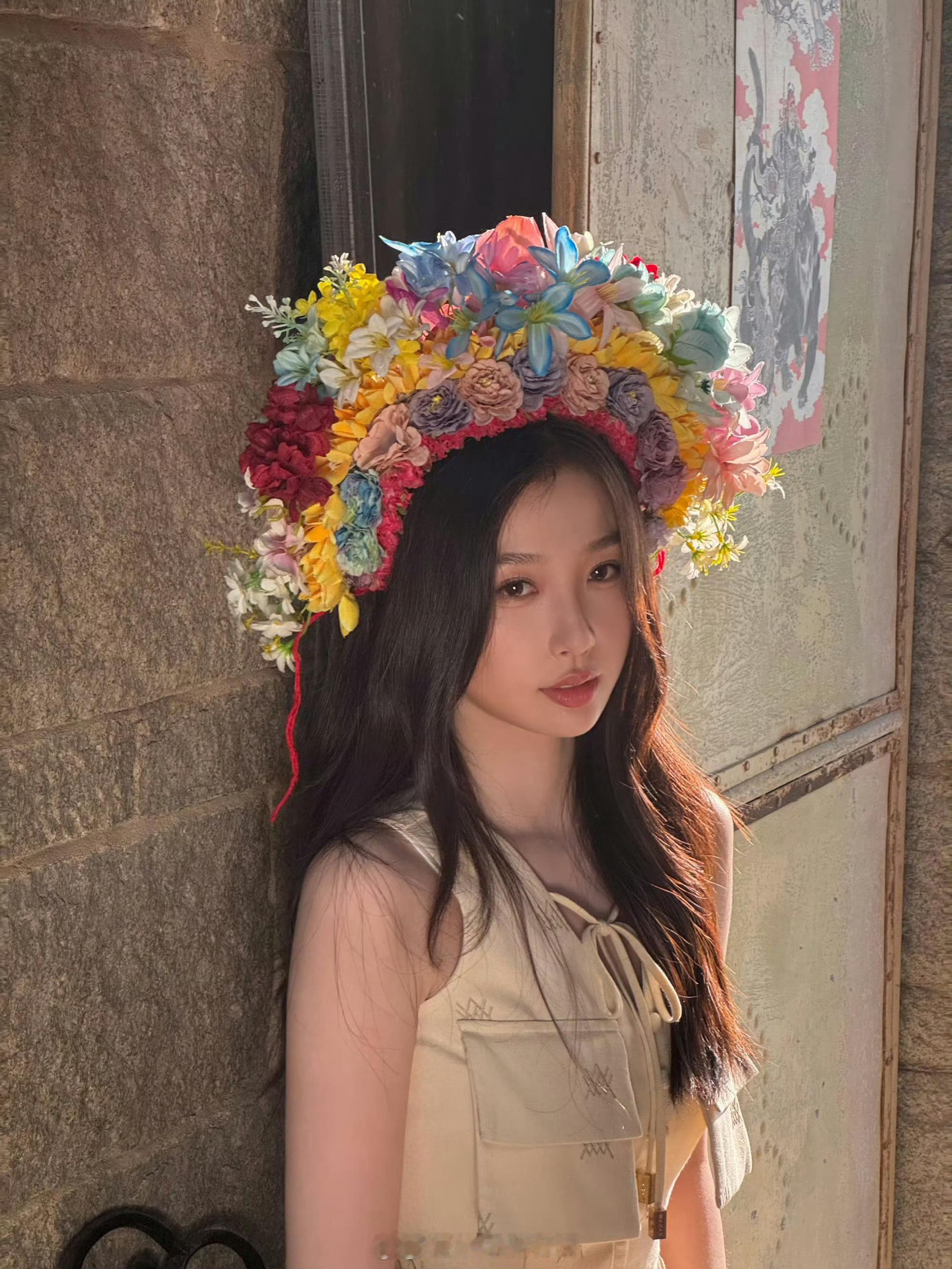 虞书欣泉州簪花少了非遗文化的神韵气质，完全是Coser。 