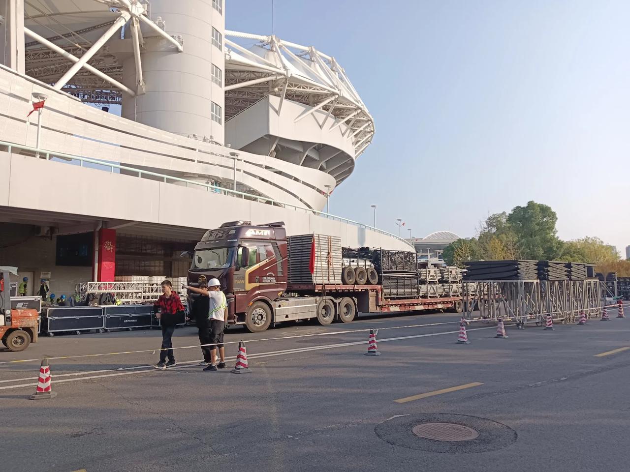 武汉体育中心大家来过吗？感觉如何？每次来这里就是赶演唱会（如下图1、2、3）。门
