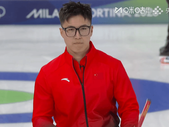 米兰冬奥会 李智超这壶劲略大一点，投完壶自己在场边做“慢一点”的手势