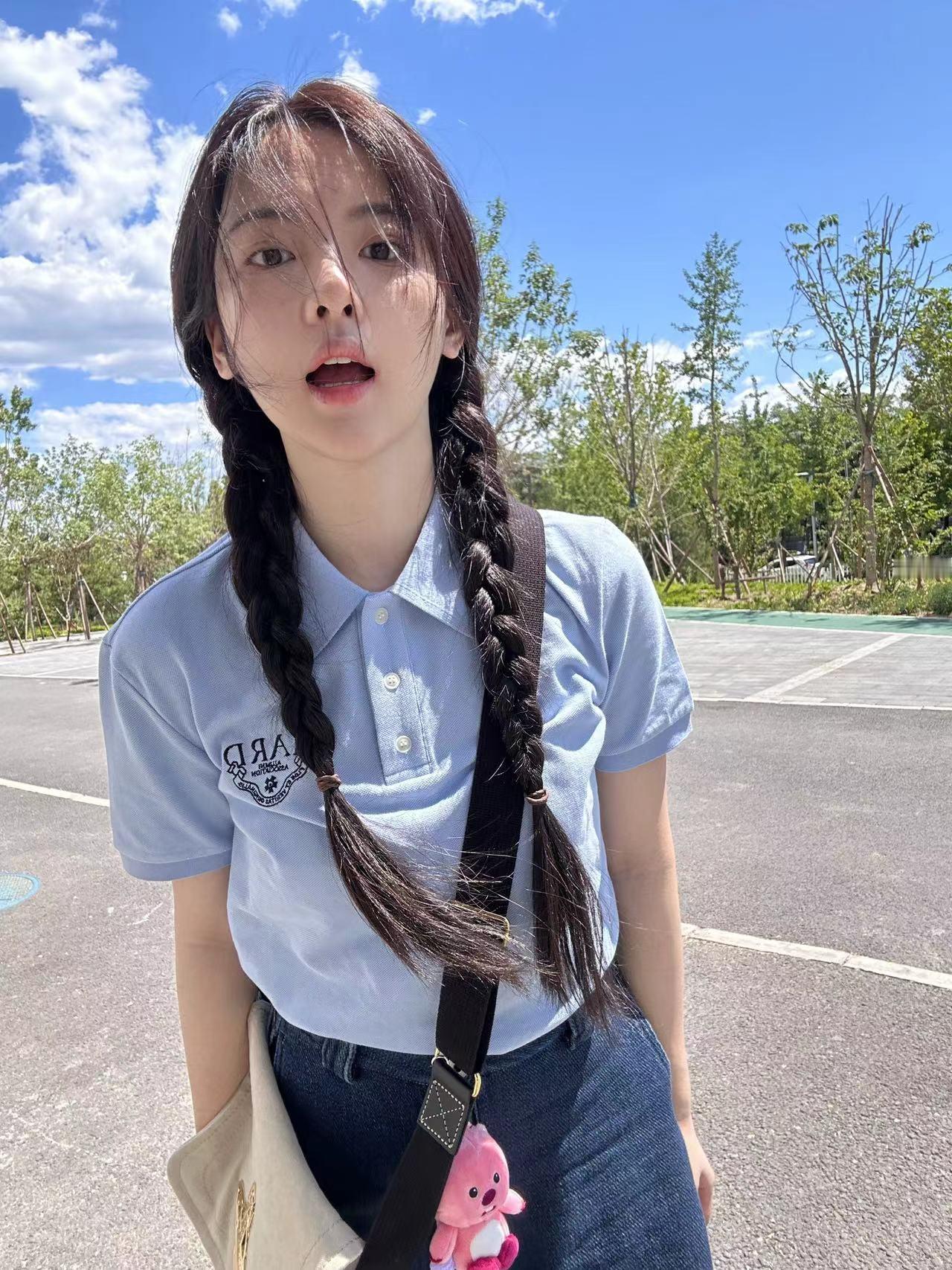 #杨超越包上挂了loopy##杨超越晒男友视角照片#杨超越晒男友视角照片，心动值