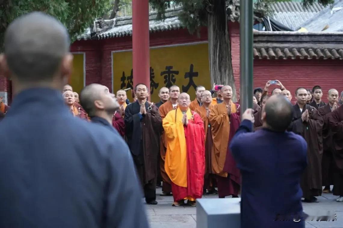 河南嵩山少林寺国庆庄严的升起了国旗，
这告诉世界：
在我国不论什么宗教及信仰，