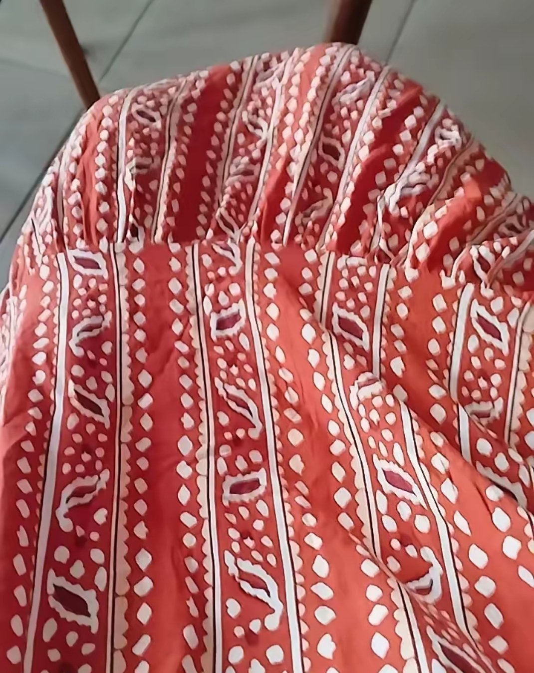 今年无意中在直播间买了一条棉绸连衣裙，从那以后就发不可收拾了。一下子买了4.5条