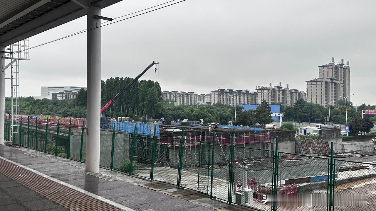 【平漯周高铁漯河段进展如何，在漯河西站台，看得一清二楚】再次从漯河西站乘高铁外出