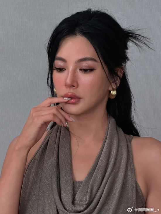 张雨绮这造型杀疯了，简简单单一个半扎发，搭配上金属质感的耳环，和她本身优越的骨相