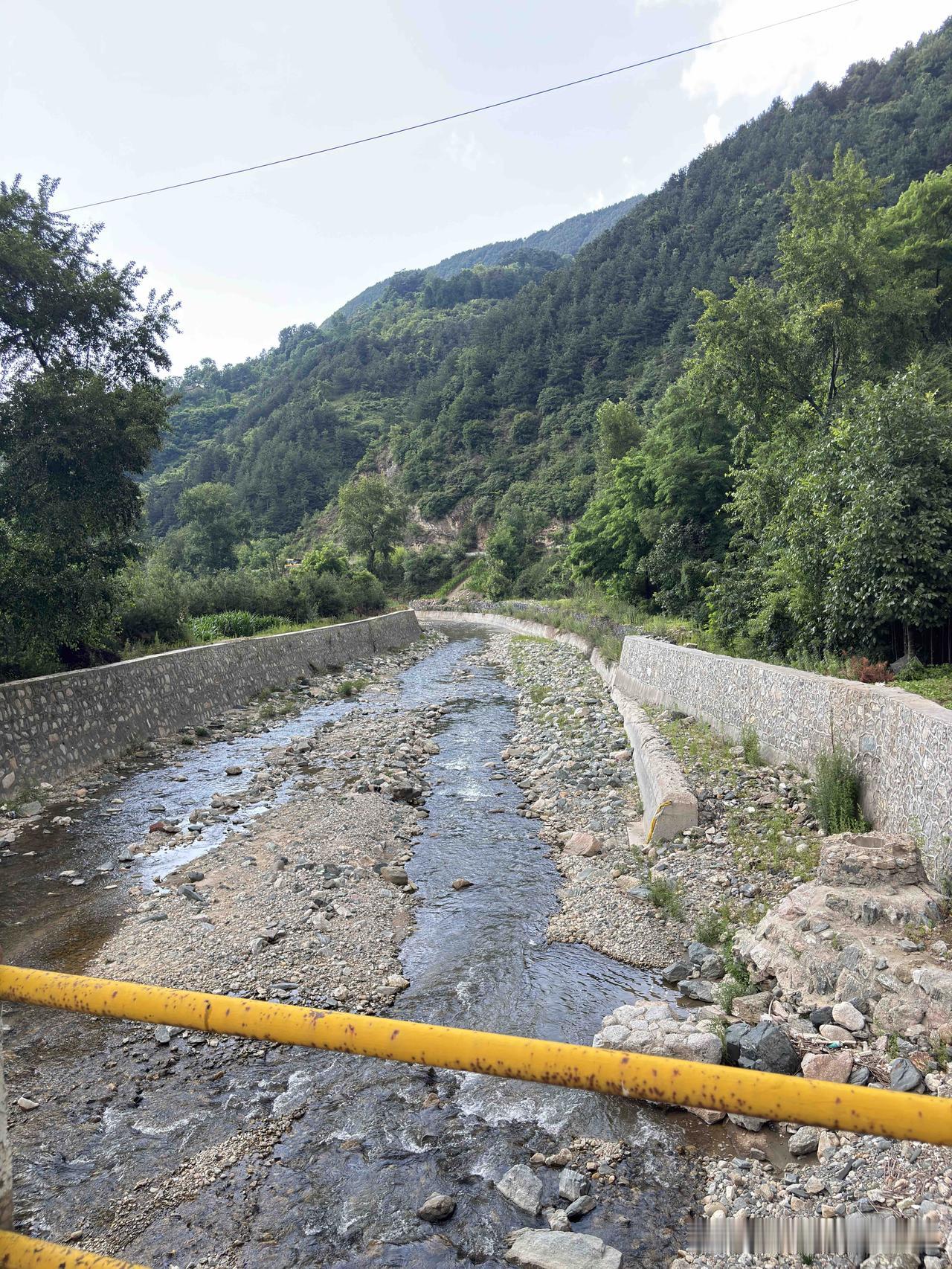 蓝田葛牌随拍，这里的河水看着很平缓，和道沟峪那里的河道明显不同，道沟峪那边的河道