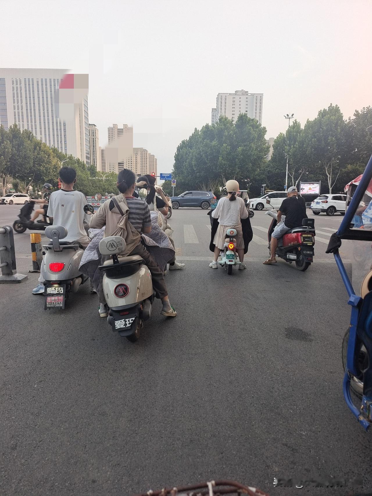 请问,骑行戴头盔的目的是什么?

骑行戴头盔的目的各有不同：

多数人戴头盔的目