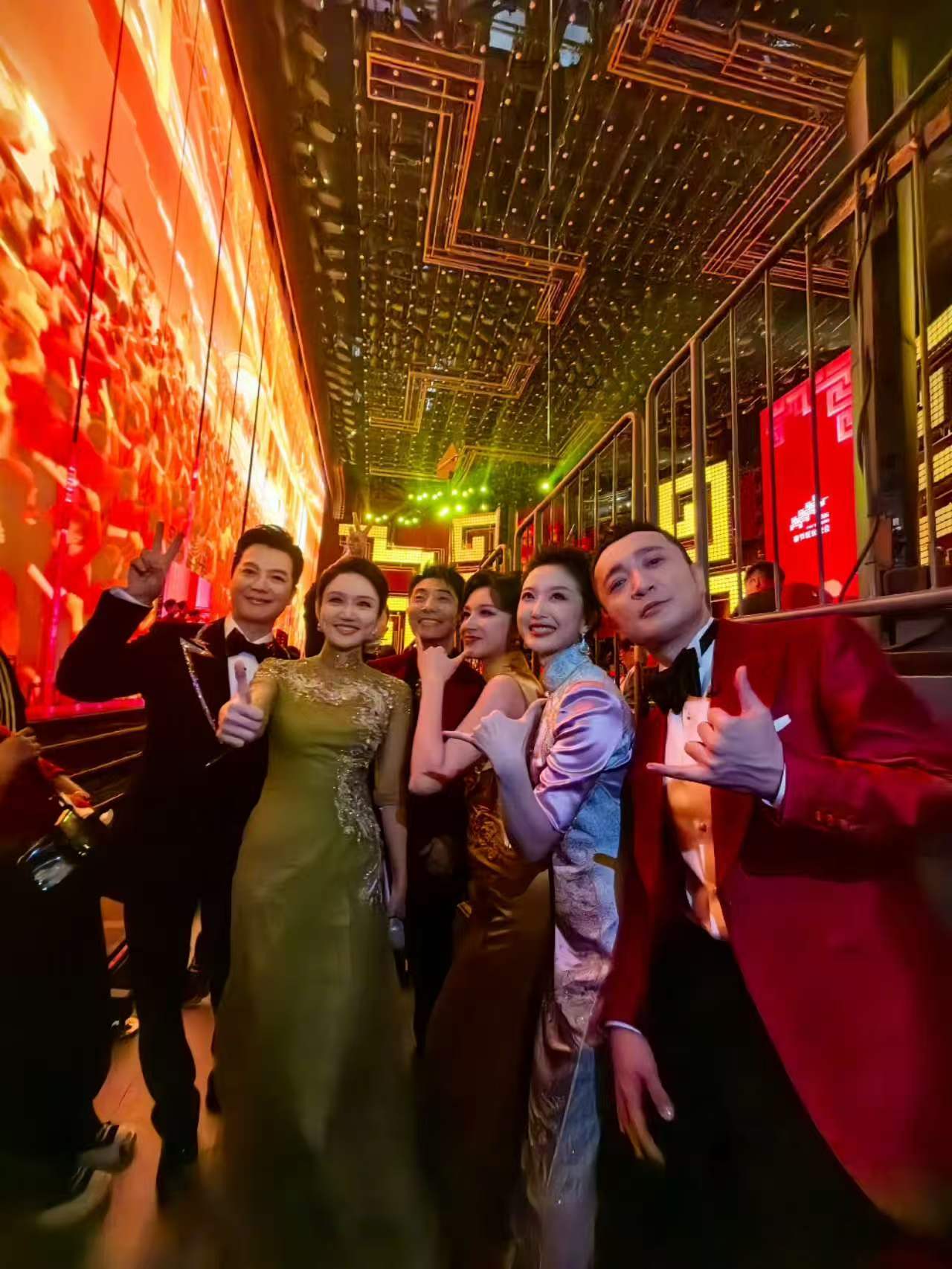 尼格买提晒染发照片主持人尼格买提晒染发后眼部肿胀照片 配文别染发超有警示感 搞笑