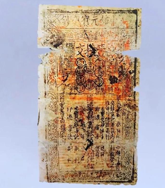 1982年，内蒙古呼和浩特，一名工人爬上白塔进行维修，突然，在墙缝中发现一张泛黄