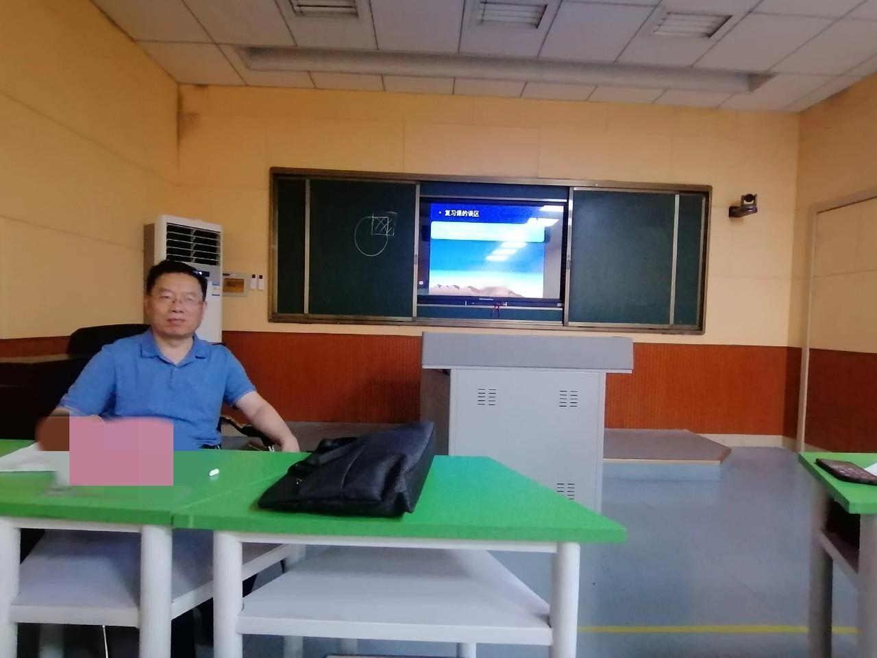 学生家长，埋怨高中男老师，没有给自己闺女准备经期用的卫生巾。
这件事看起来好像让
