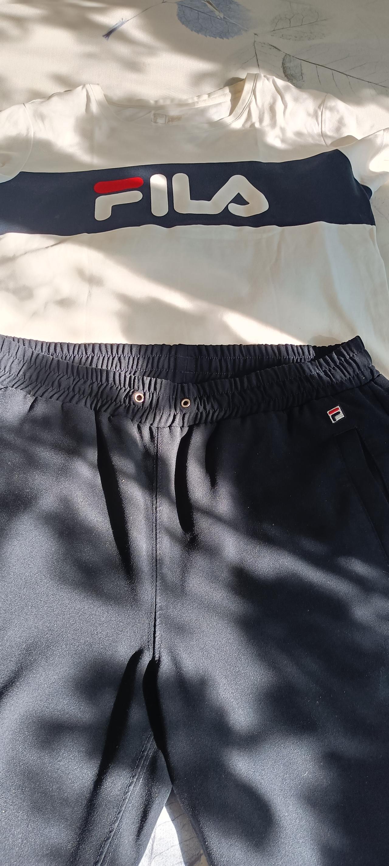 我特意翻箱倒柜，找出了这套让我又爱又恨的衣服！
这套衣服我现在总也不穿了，白背心