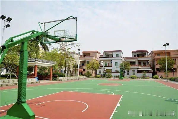 青岛城阳郝家营旁边的夏庄运动广场，算得上周边性价比超高的免费运动场。

这里除了