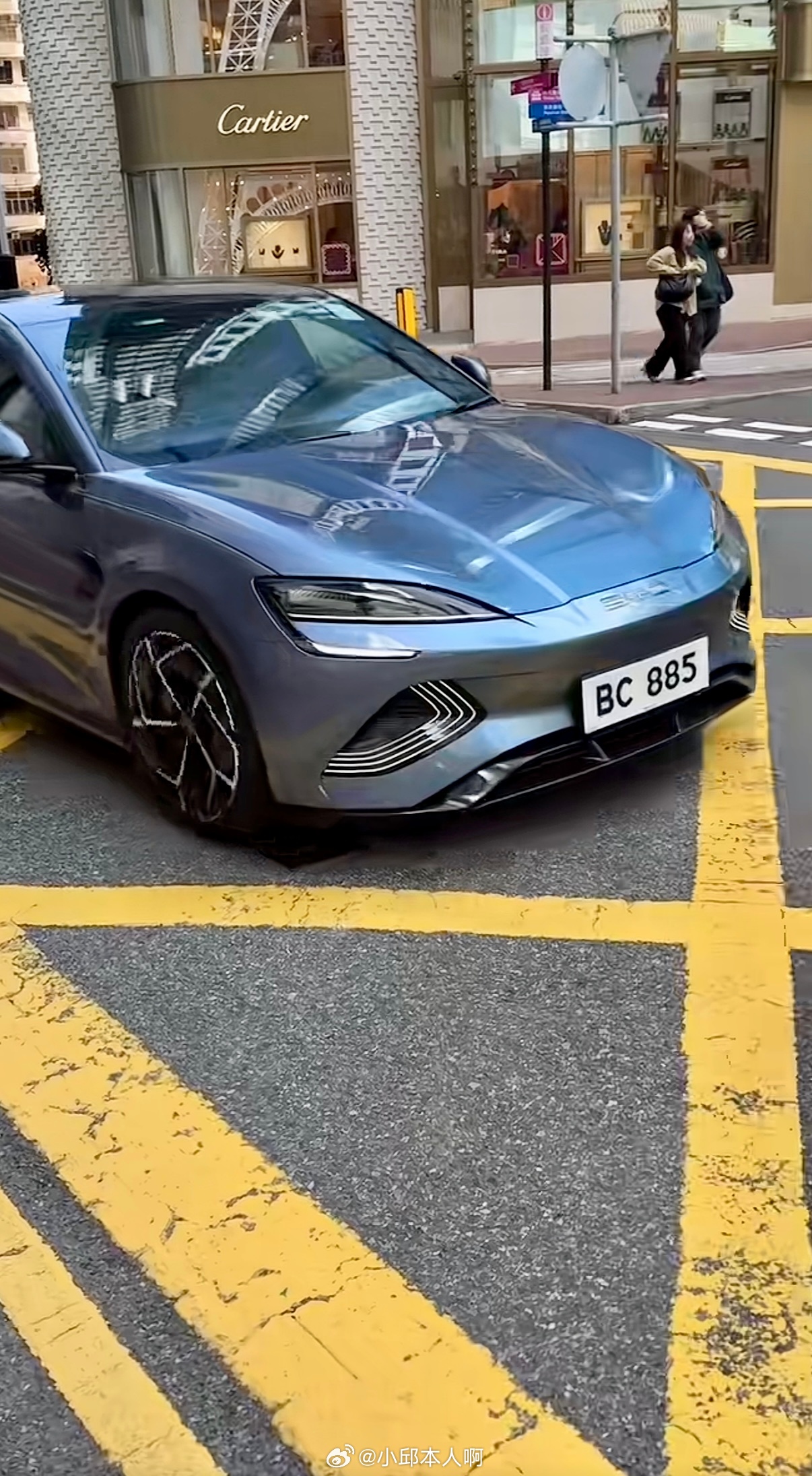 香港人疯抢国产电动车香港车市正上演“抢购潮”，比亚迪、极氪等国产电动车门店挤爆，