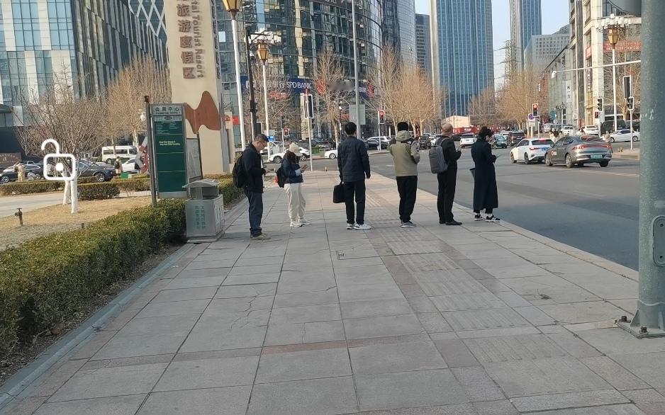 从这6个人做法，能看出什么？
      大连不大，但比较有名。三边环海，空气清