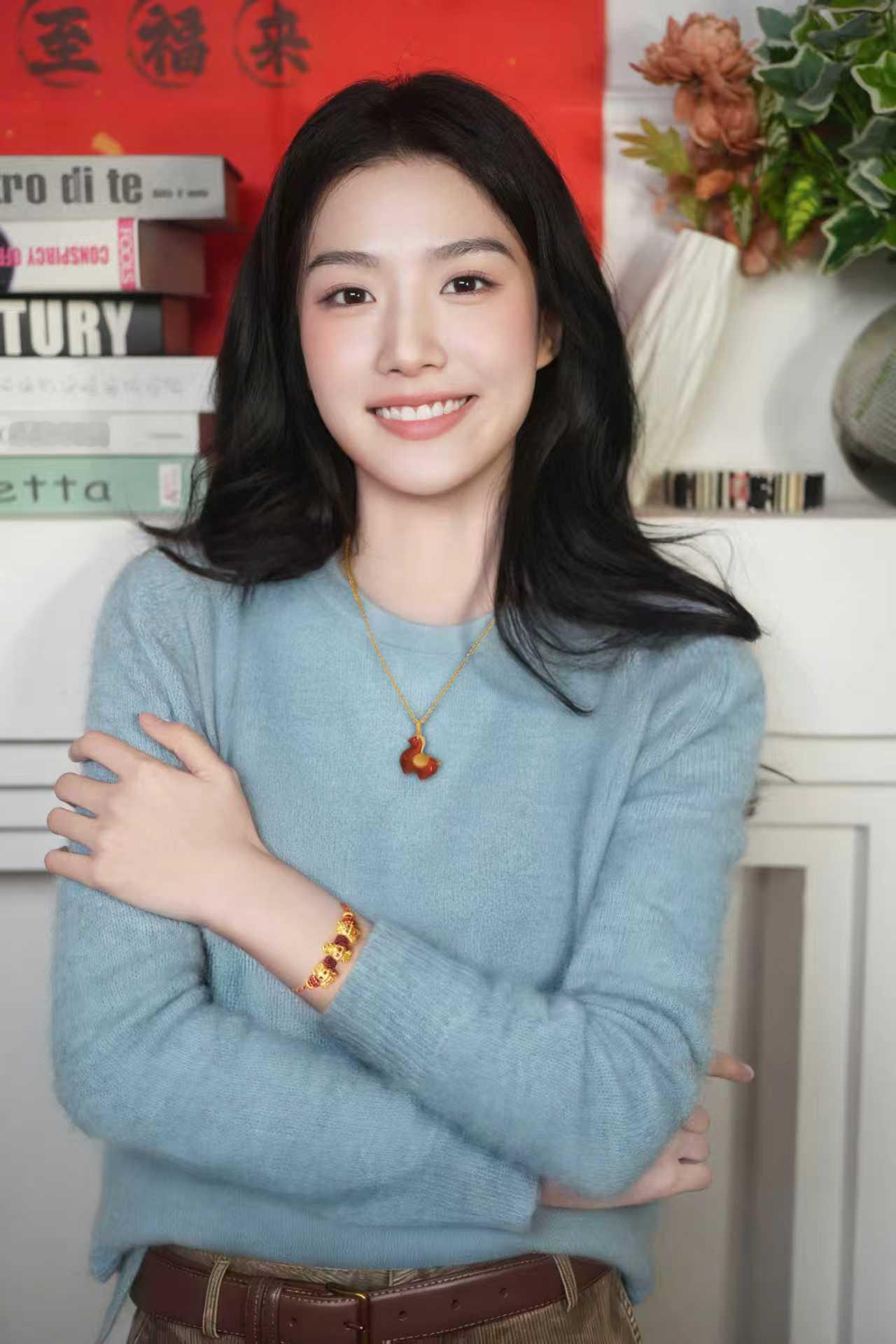 谁说新年就得穿的红彤彤才有年味！卢昱晓太懂淡人了！——既不想穿大面积的红色衣服太