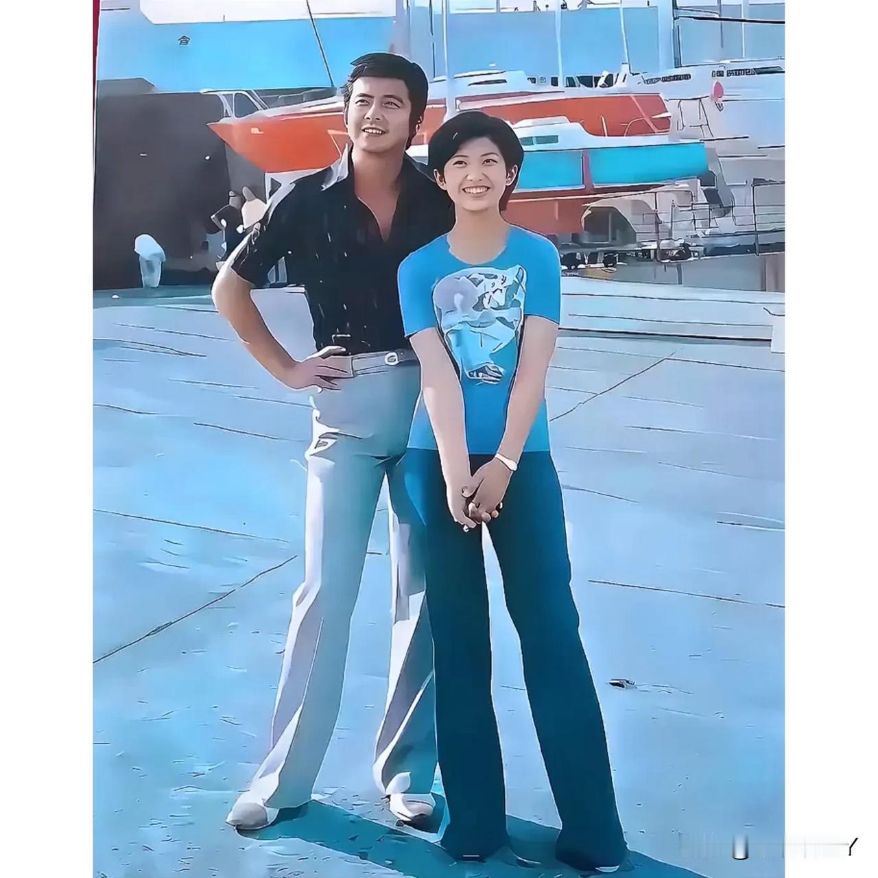 一张老照片，拍摄于上世纪80年代，大家看看这两人是谁？那时候两人真的是郎才女貌，