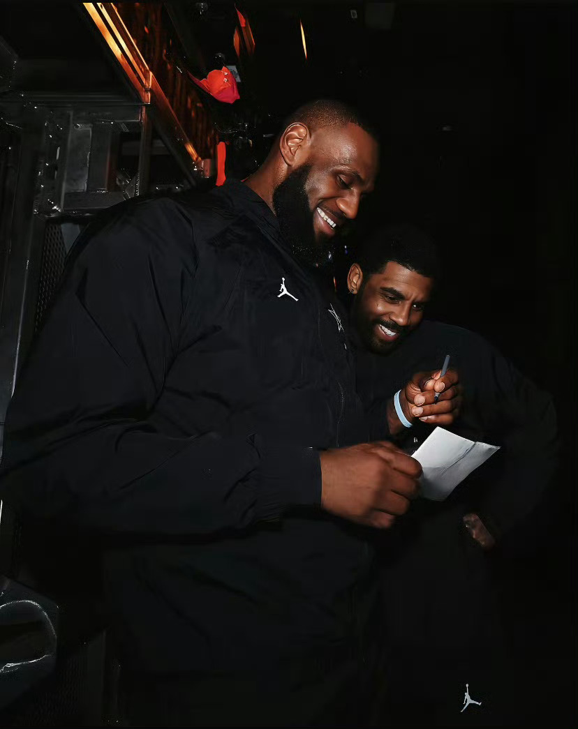 骑士詹姆斯欧文克利夫兰骑士 猜猜俩人看啥呢这么乐呵