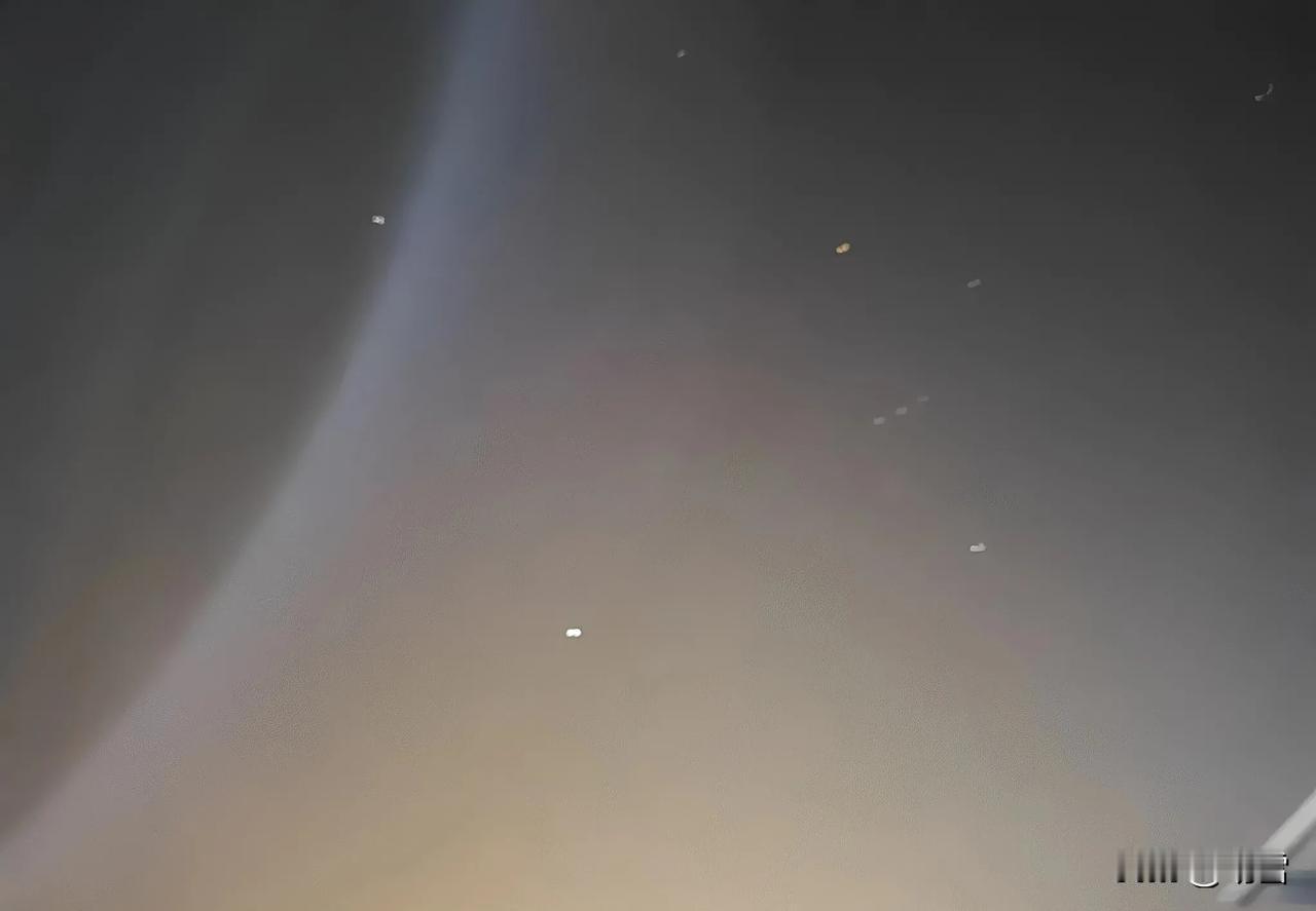 今夜的星空宛如儿时梦境重现，

让我瞬间沉浸其中。

童年时，乡下那片澄澈星空，