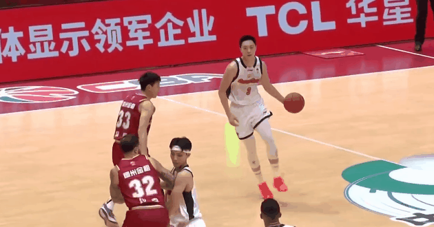 胡明轩这是什么传球！直接传给对手，随后一防二很被动没能防住，杜峰指导叫暂停

