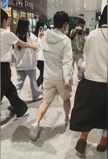 看孙颖莎是怎么对待“追粉党”的，她既不黑脸，也不拒绝，更不排斥，唯一做的就是大步