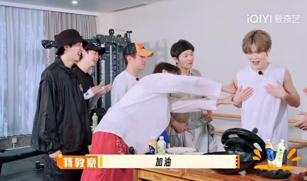 笑不活了！李耕耘一句话，全员开启“莽夫模式”，20公斤哑铃颠锅又菜又爱玩，破防三