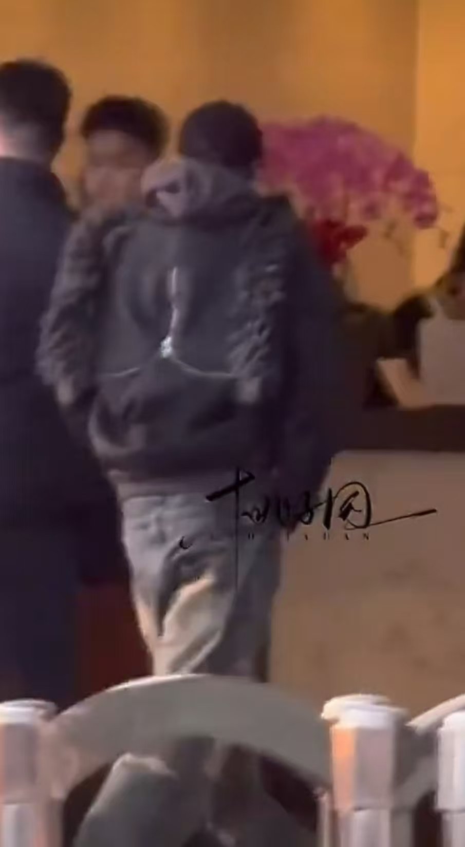 刘耀文放弃插兜刘耀文差点就找到兜了！ 刘耀文差点就找到兜了！ 