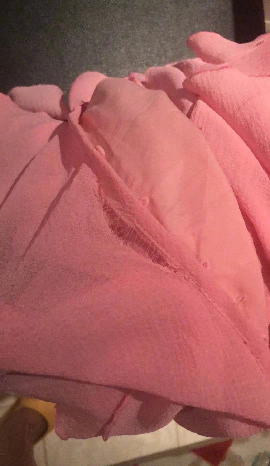 张萌旅游近照身材真好，衣服都崩开了 ​​​