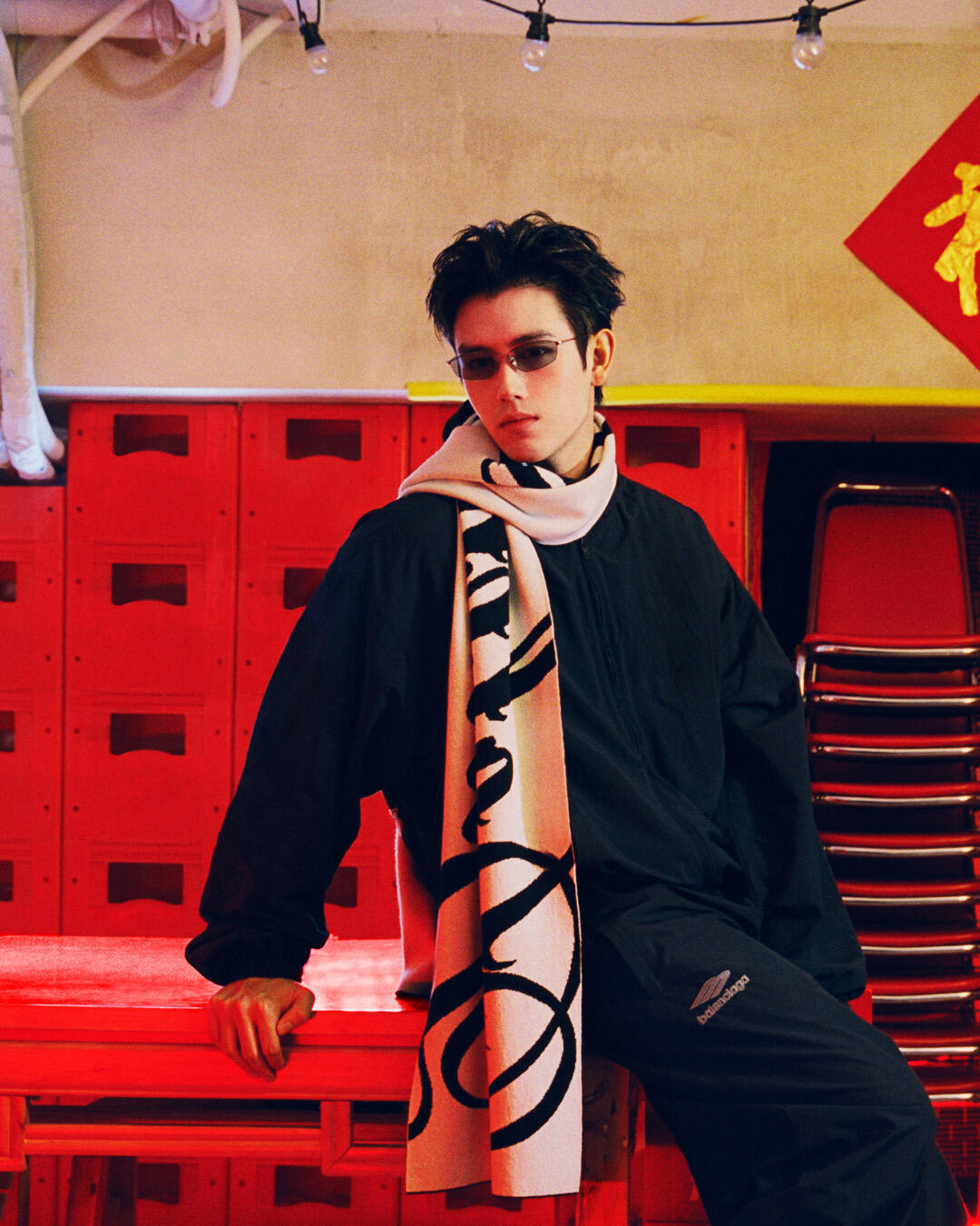 陈飞宇墨镜自拍营业 阿瑟超模帅气脸 