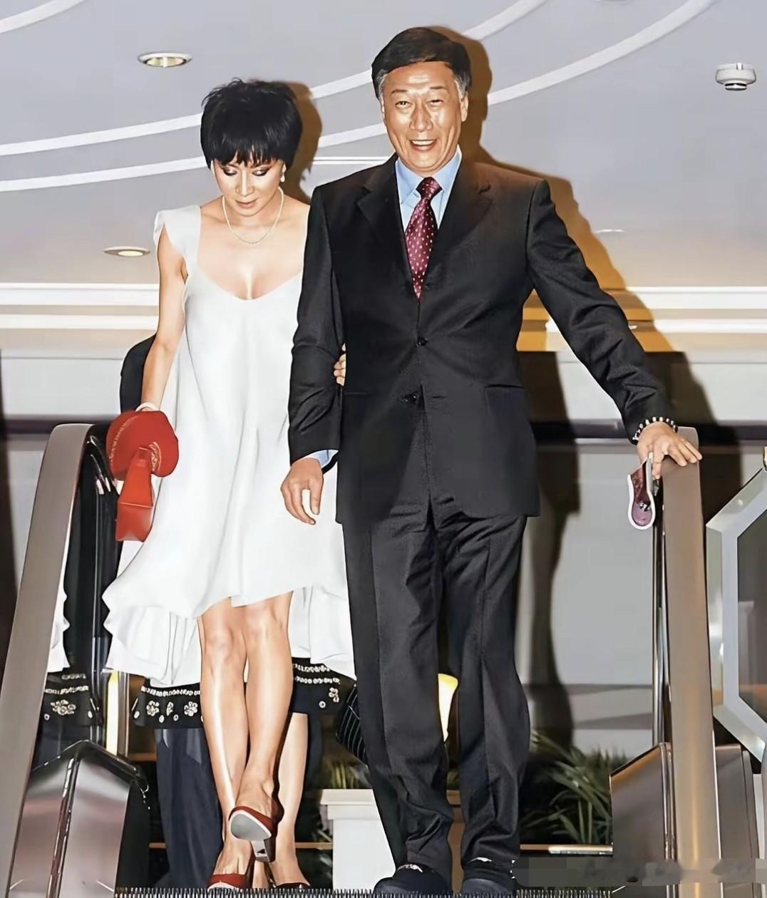 刘嘉玲当年竟然和郭台铭传出过绯闻，虽然只有短短的一年时间，但是那时媒体常常拍到刘
