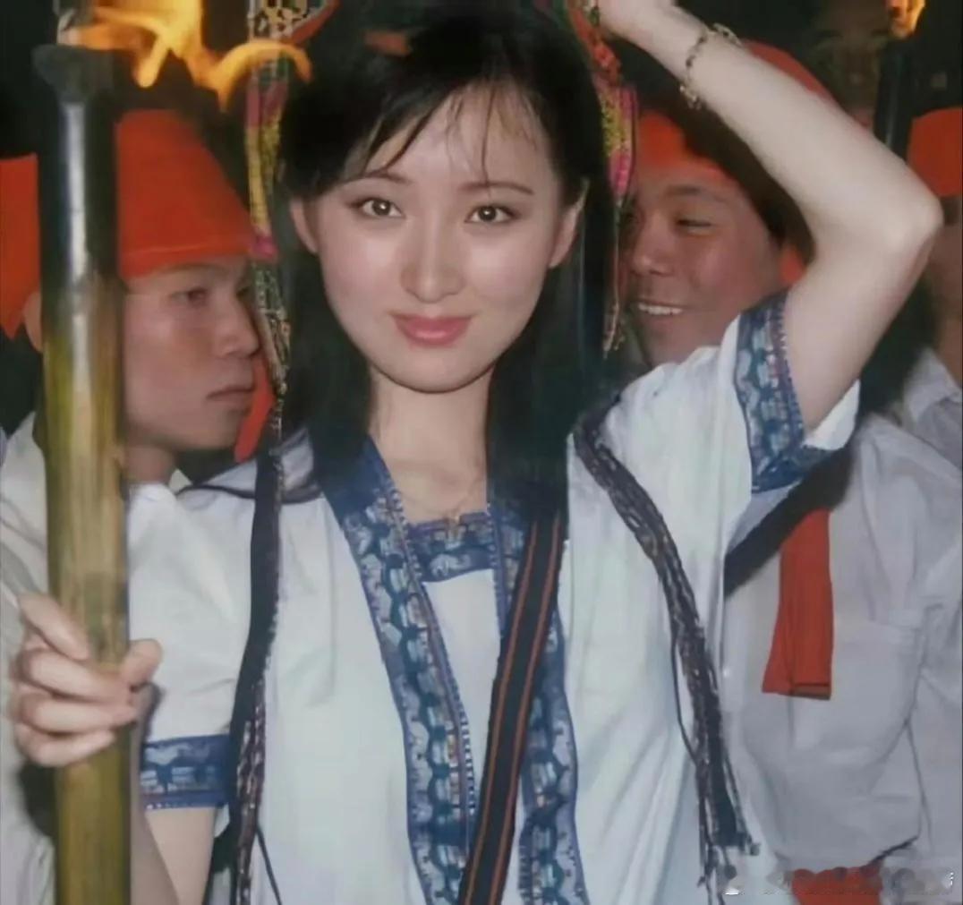 陈晓旭生活照，那时候没有美颜，没有滤镜，但她就是美得清新脱俗，跟现在的网红脸完全