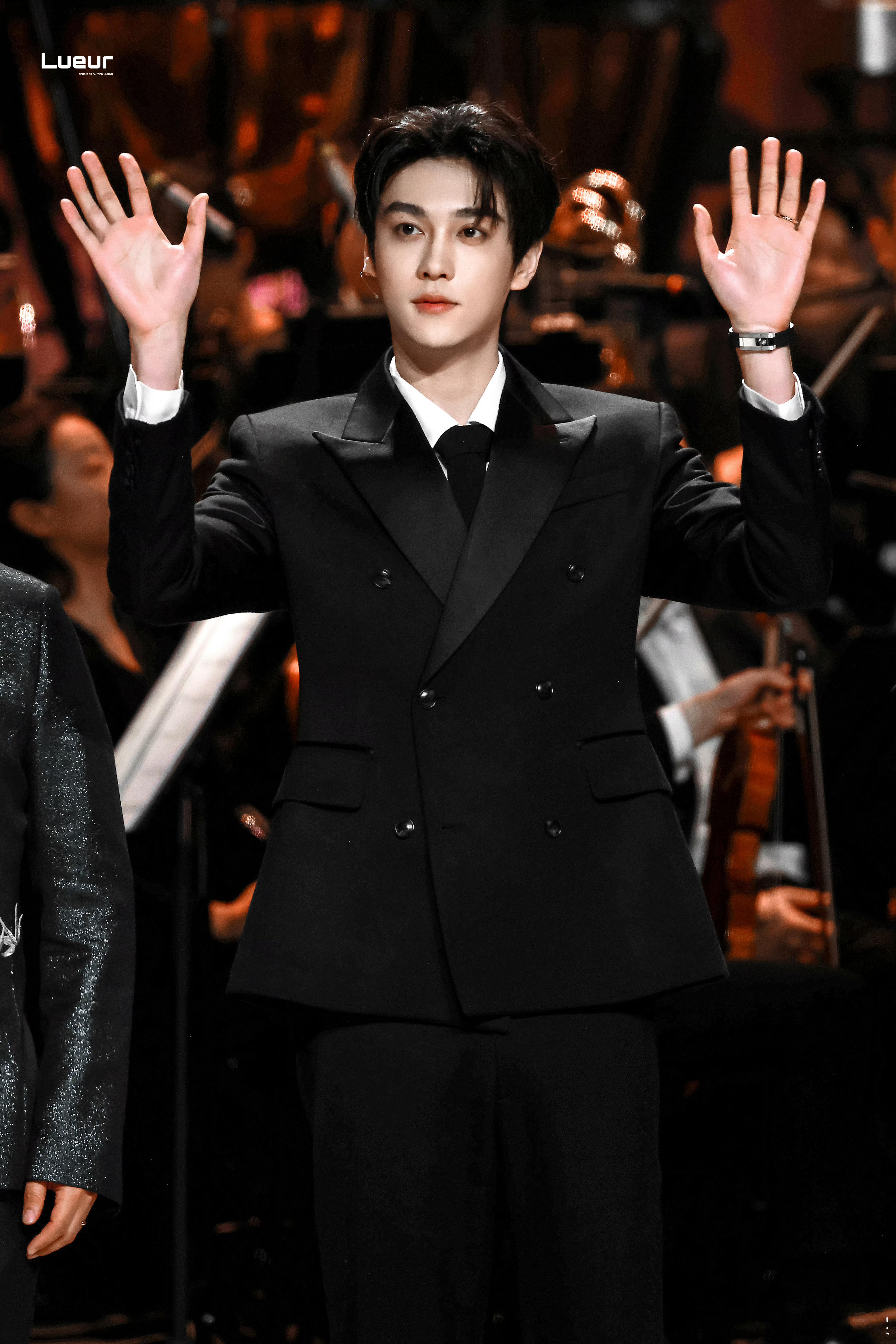 txn “你该一览半秋，踏过昔日淤泥，迎向万丈曙光” 星星醉酒到处跑 月亮跌进深