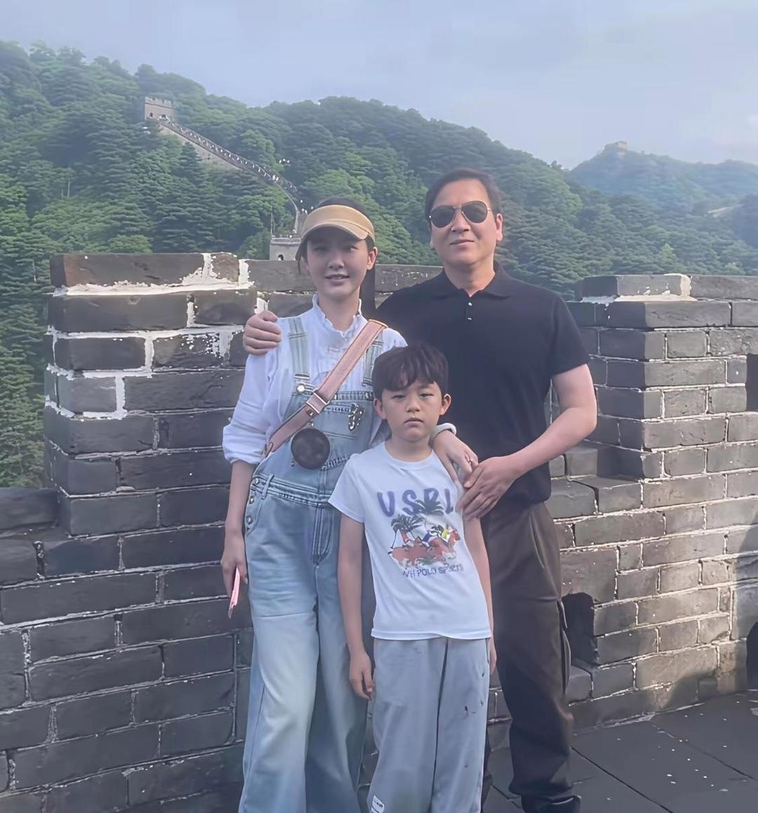 赖文峰一家三口在长城上游玩时的留影