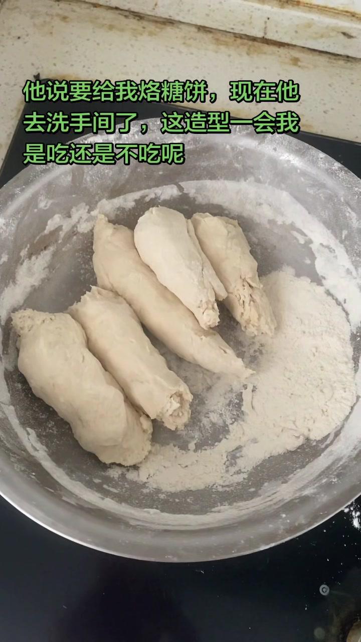 今天试着做家乡小吃，和面的方法和技巧很关键，跟着步骤做，面团又软又劲道～

1️
