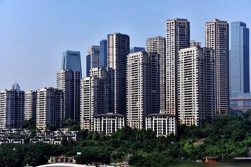 重庆房价现在情况有点复杂。
前头还冷飕飕的，这会儿几个核心区就领着涨了，开发商也