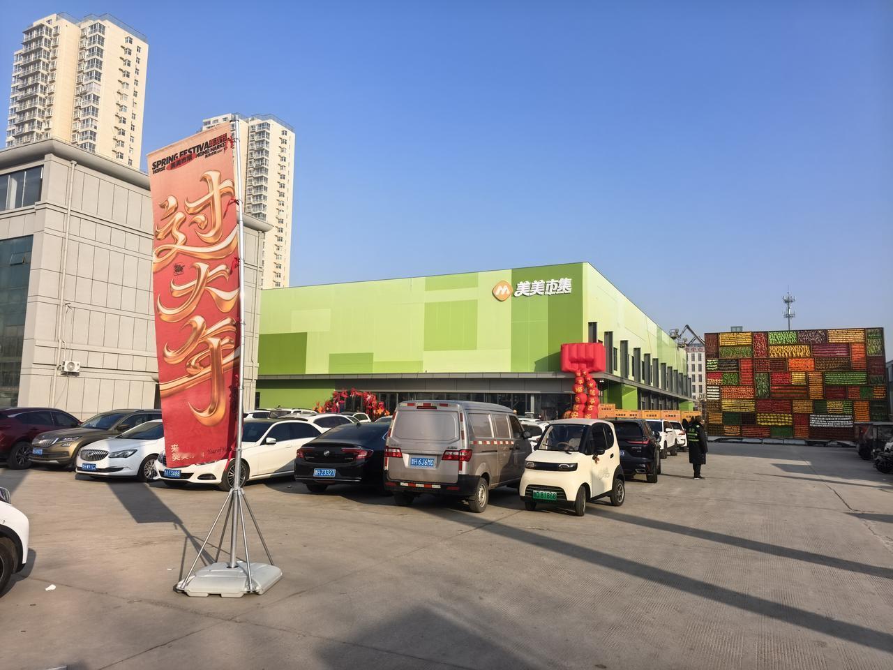 咱济宁刚开业的这个菜市场，那可太让人惊喜了！一进去，宽敞明亮，摊位规划得整整齐齐