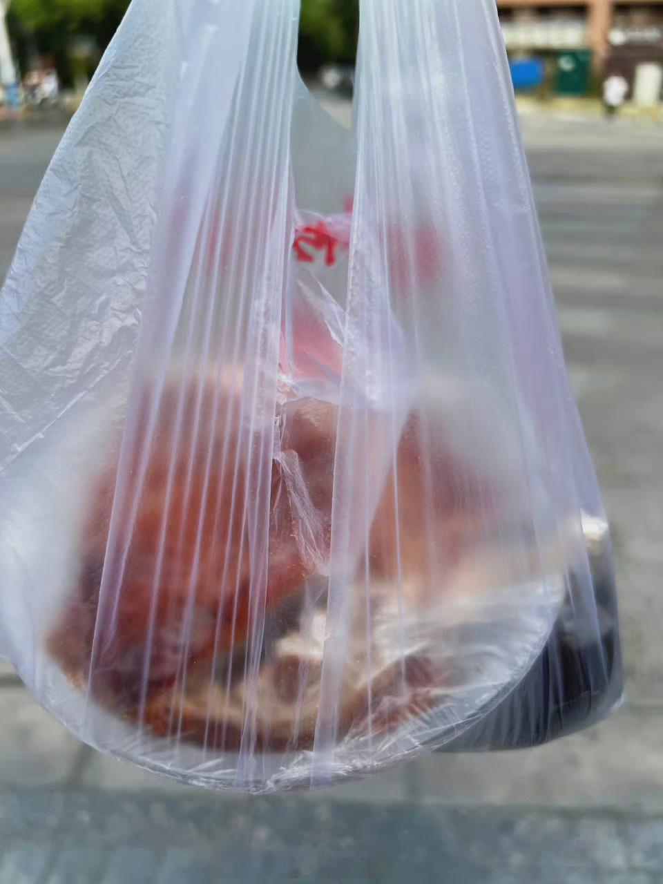 难怪现在在外面吃饭很少拉肚子了记得上世纪八九十年代，在小卖部买的卤菜、凉拌菜，吃