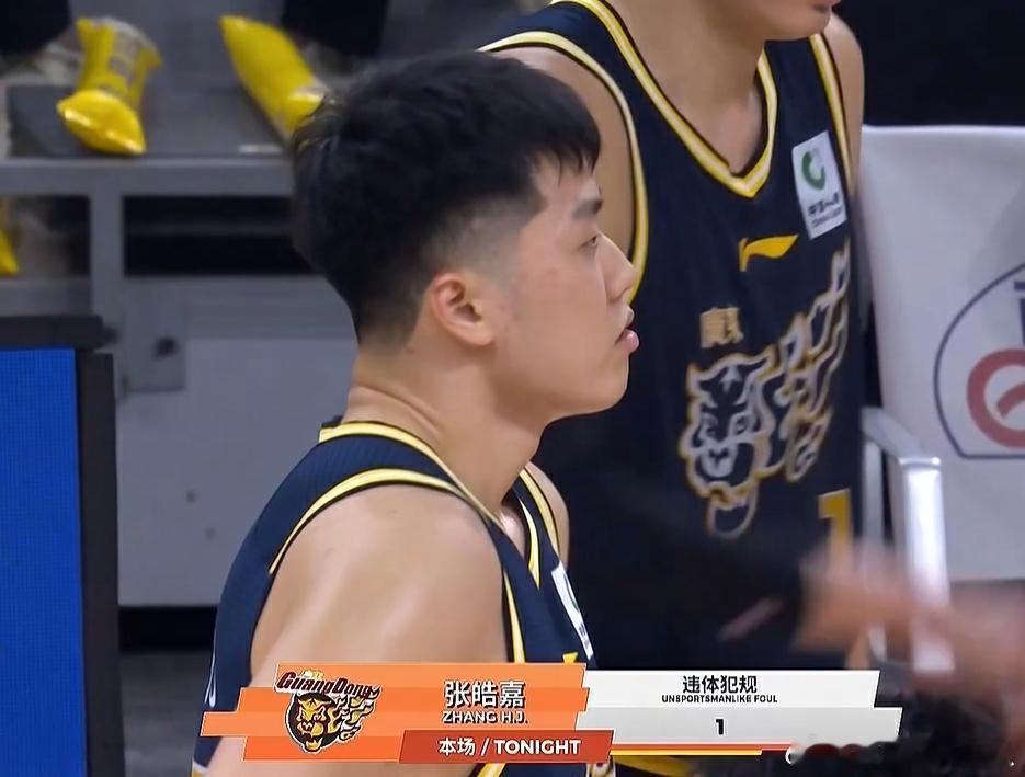 广东男篮山西男篮冲突不断广东山西一场比赛67次犯规 可算是结束了！！！太多争议，