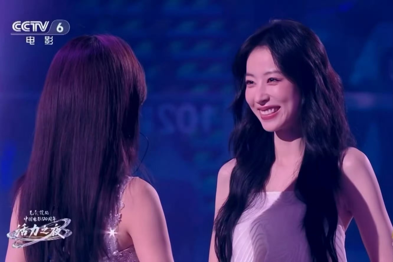 周雨彤对谭松韵笑创飞了！这俩人笑起来的样子不要太养眼🤩 