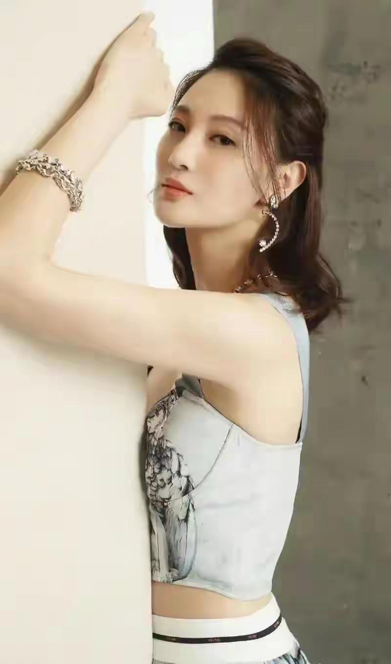 侯梦莎
艺术照
