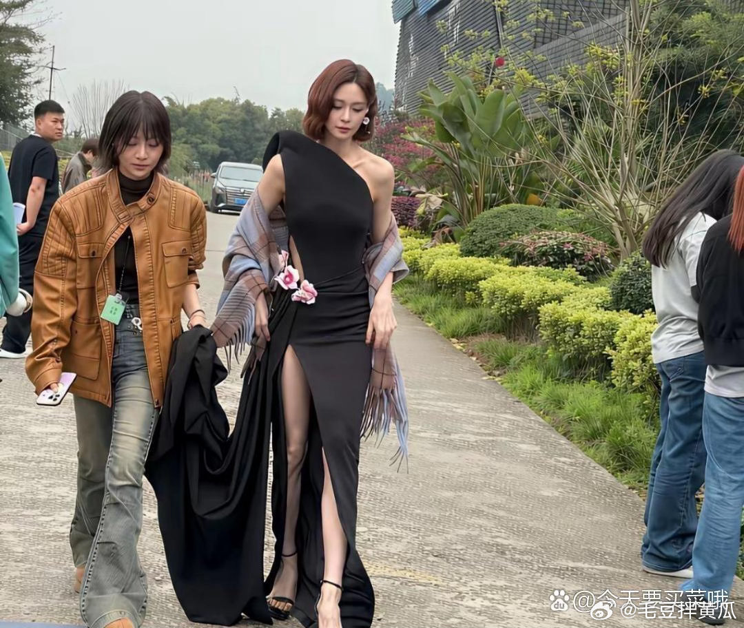 这下总算理解杜海涛了，沈梦辰只要往人群里一站，氛围感和颜值直接碾压全场，旁人瞬间