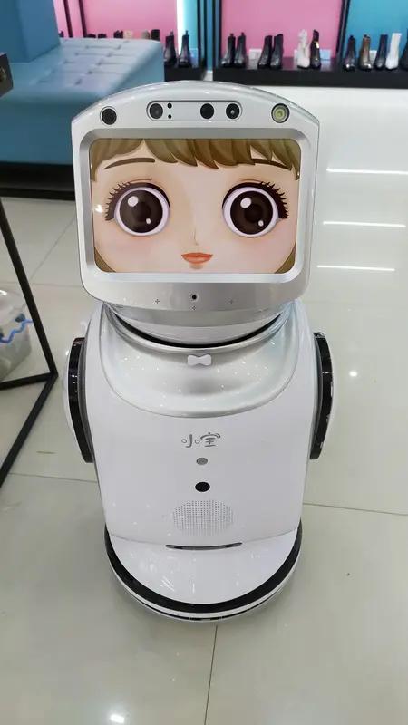 合肥堪称科技界的“宝藏城市”！全球首家机器人6S店落户合肥滨湖新区，店长小擎热情