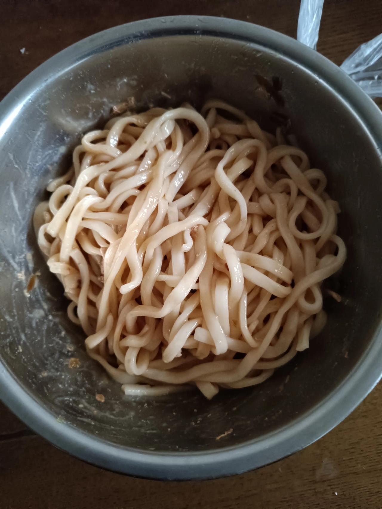 打工人的晚饭，在外面吃饭最少都要十几块，干脆自己煮点面条好了，在外面打工，能省点