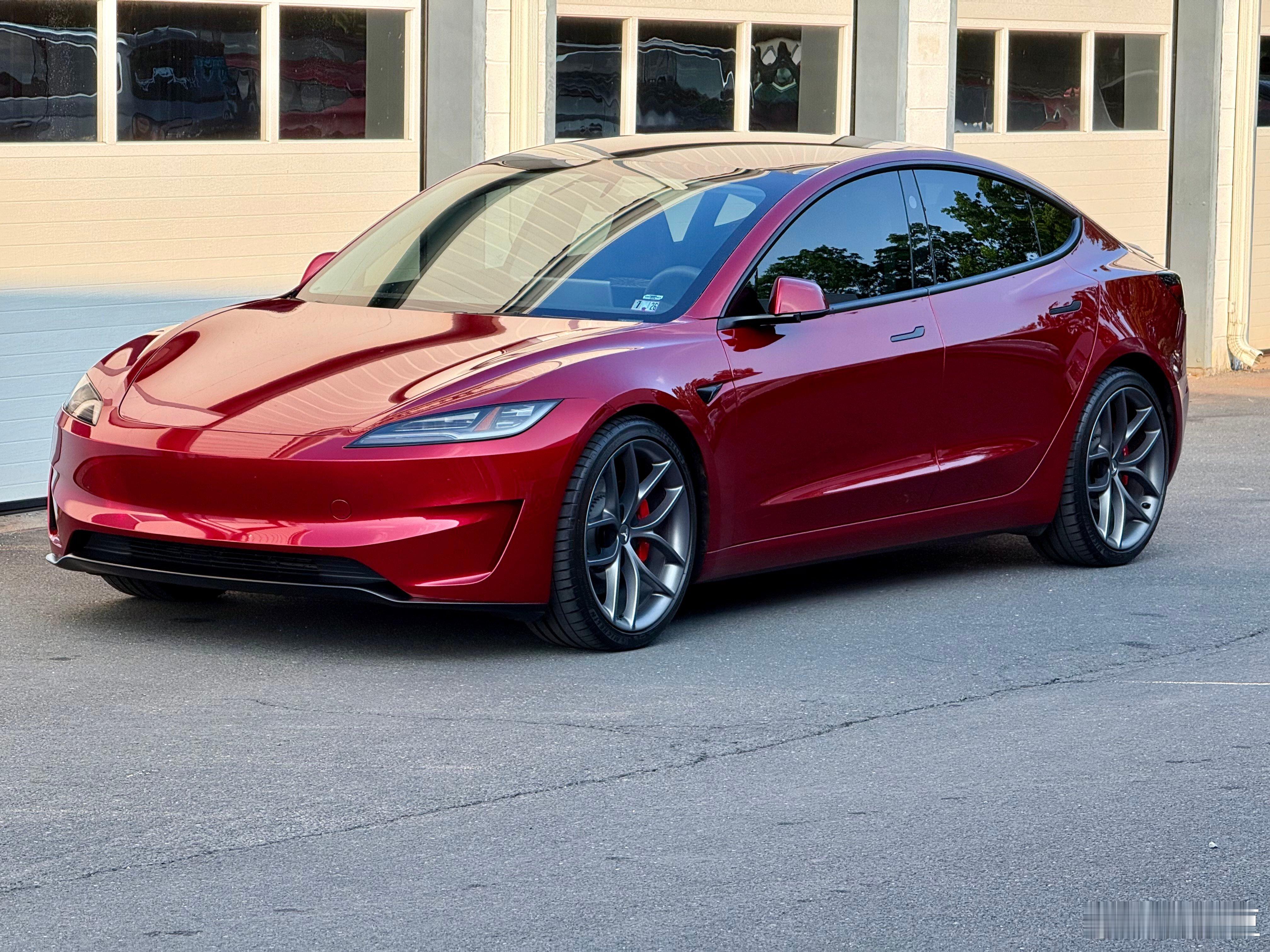 焕新Model 3 Performance装上老3p轮毂哪个好看些？[哆啦A梦微