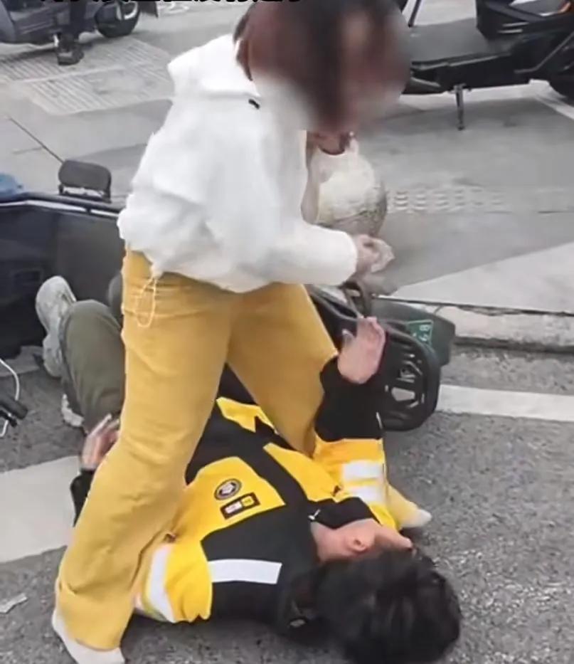 重庆警方最新通报：醉酒女子暴力袭击外卖小哥，已遭刑事拘留

警方接到市民紧急报警