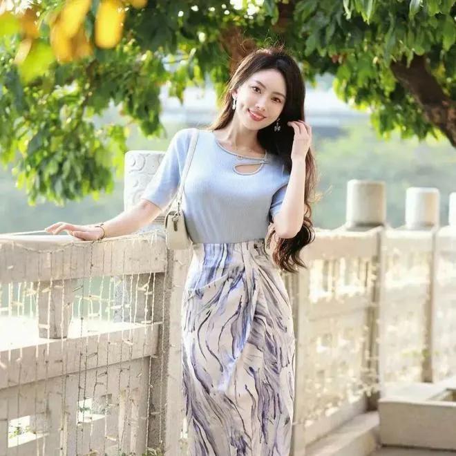 阳光洒满的午后，裙摆随风飘扬的优雅瞬间。