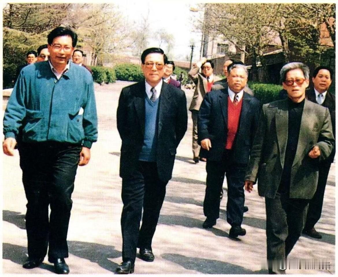 1995年4月12日，山东省委书记赵志浩视察梁山农业机械总厂的场景。早在1995