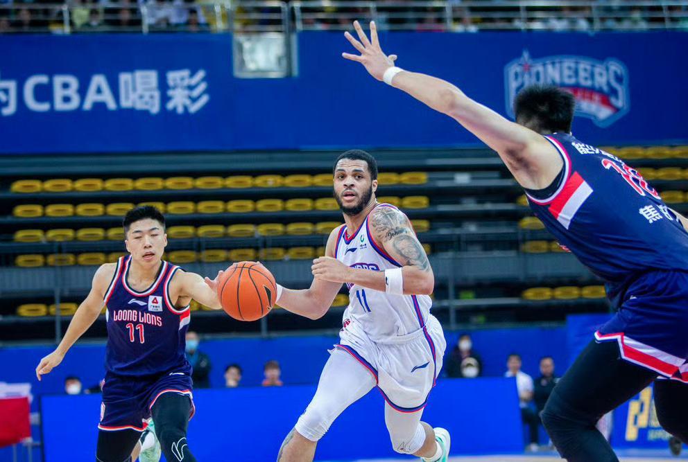 外援韦瑟斯庞伤停一周，球队新外援就立即补上，看来这个关键时刻谁都不敢大意，CBA